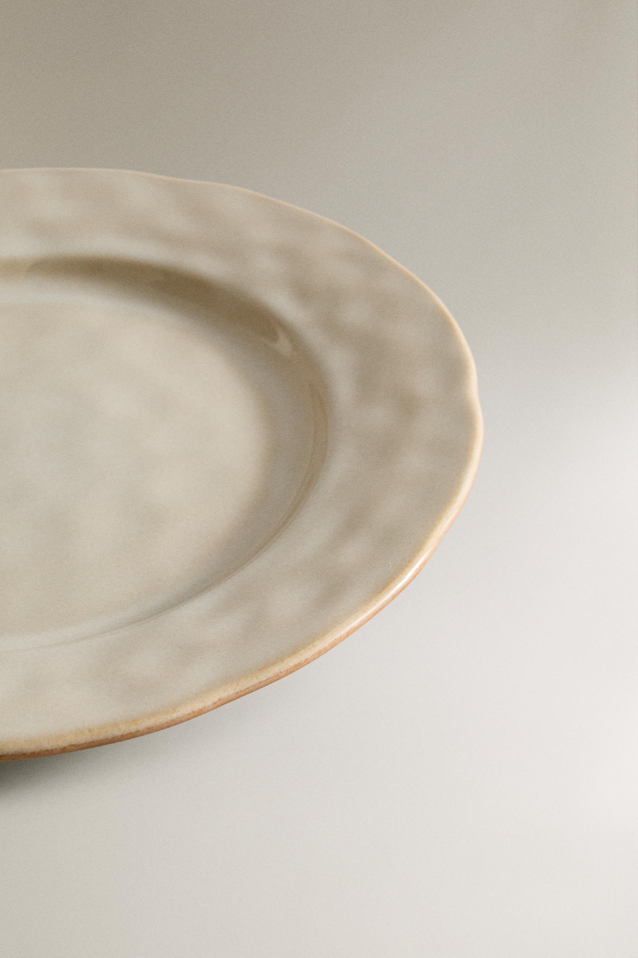 STONEWARE DINNER PLATE WITH IRREGULAR EDGE